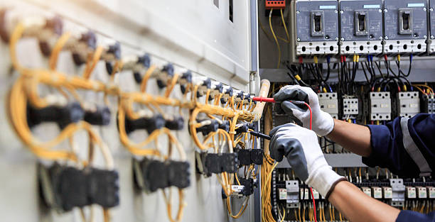 Professional Electrician technician working in Ridgecrest, FL